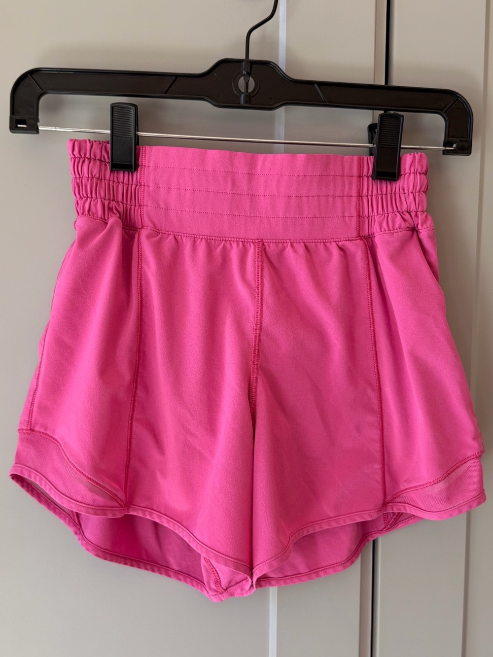 Lululemon Hotty Hot High-Rise Short 4"
Sonic Pink Size 2